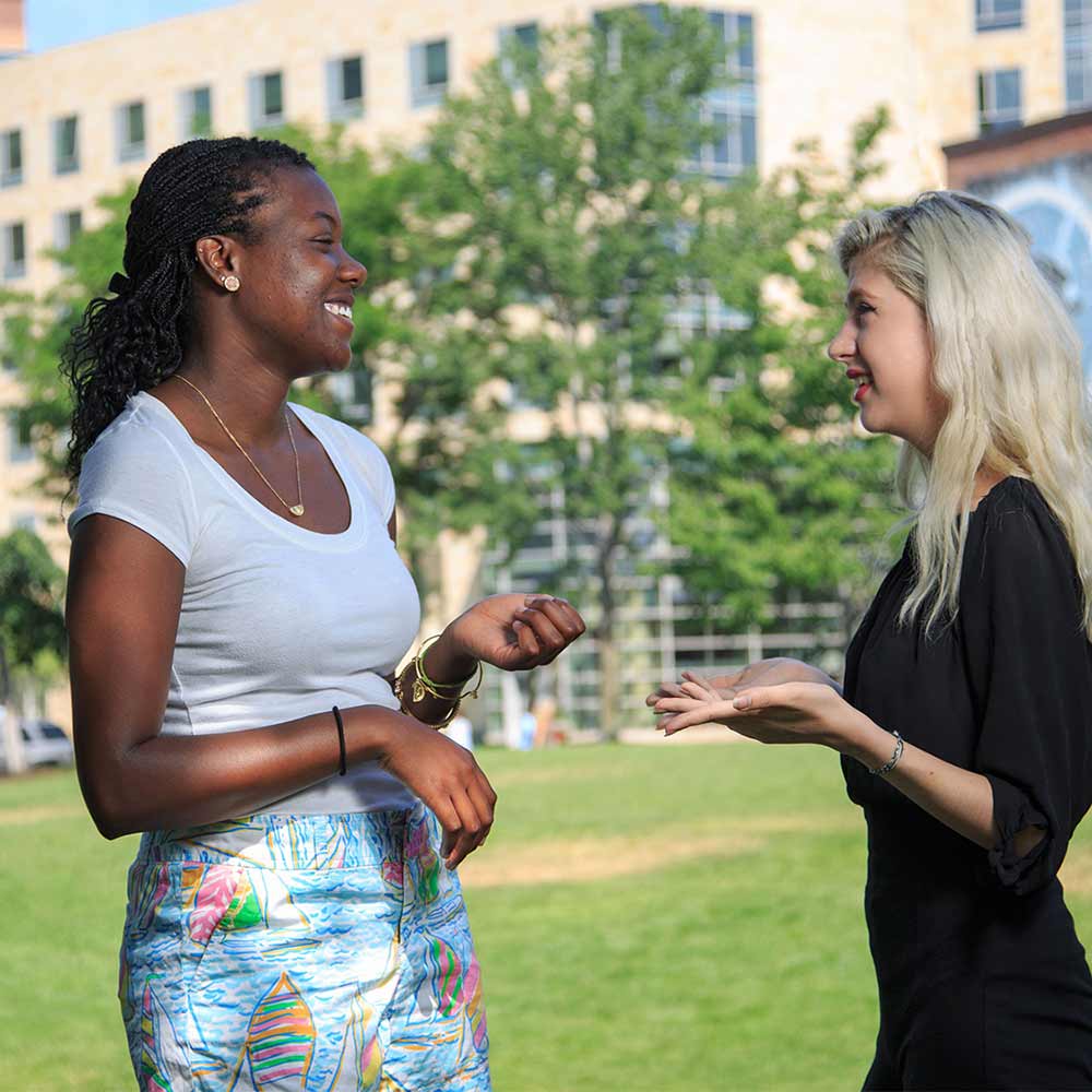 Ciara talking to a peer advisor